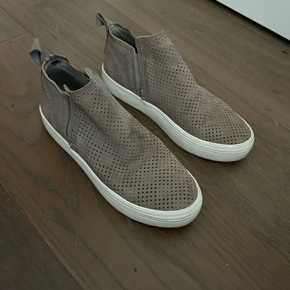 Dolce Vita Perforated Ankle High Sneakers Neutral Tan Color Size 7.5